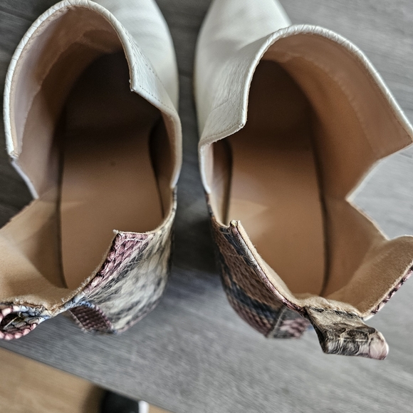 Women's V cut out Bootie - Picture 5 of 6